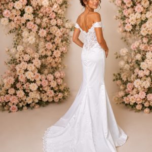White Wedding Dress Fit and Flare Off Shoulder – Size: 6/32-8/34