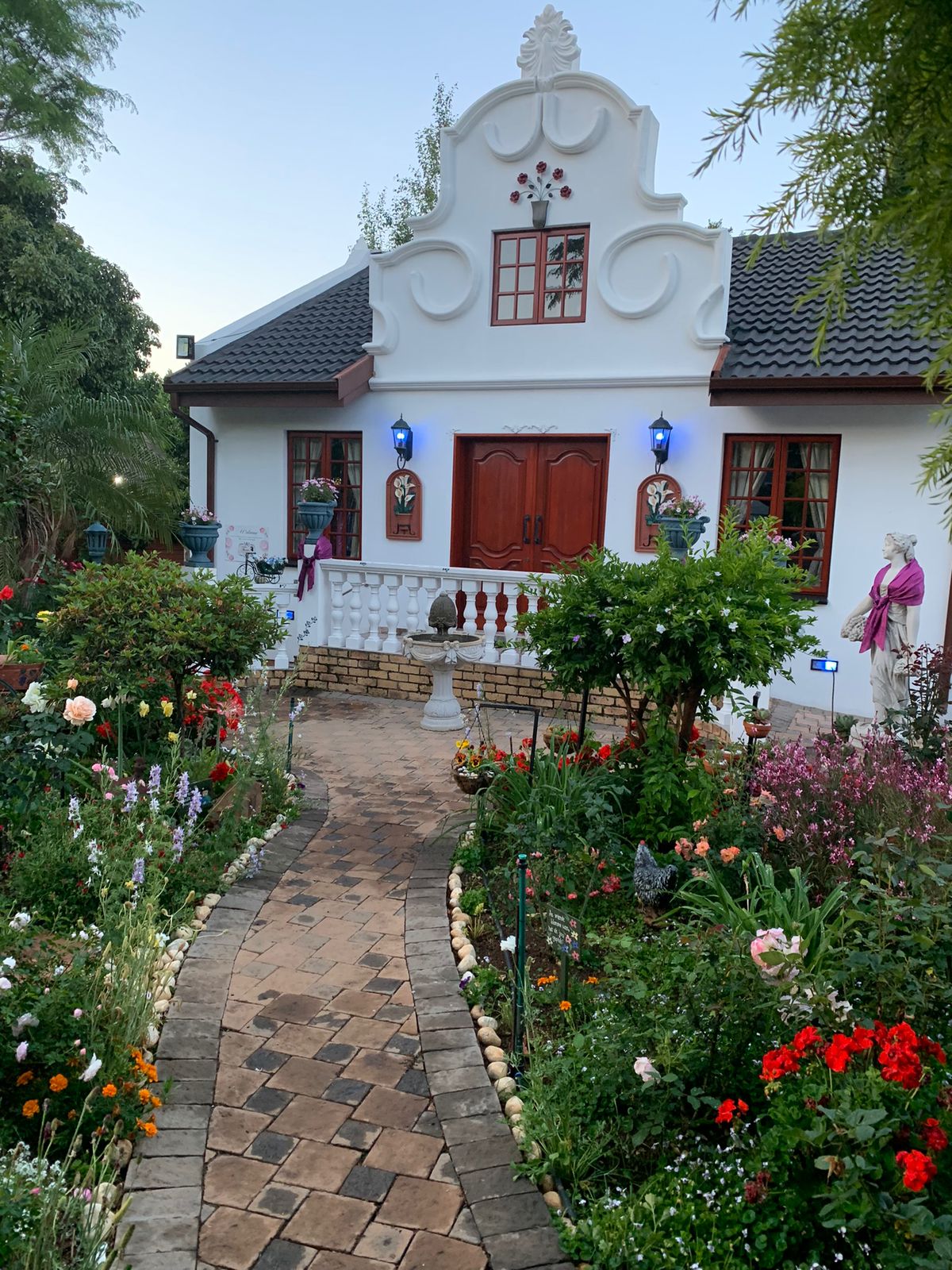 vervang die foto met die studio se foto Theron's Fashion & Bridal Boutique