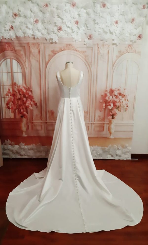Off White Wedding Dress, square neckline, Beautiful Full Satin Skirt - Size: 14 (US) Theron's Fashion and Bridal Boutique