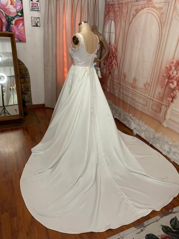 Off White Wedding Dress, square neckline, Beautiful Full Satin Skirt with Petticoat - Size: 14 (US) Theron's Fashion and Bridal Boutique
